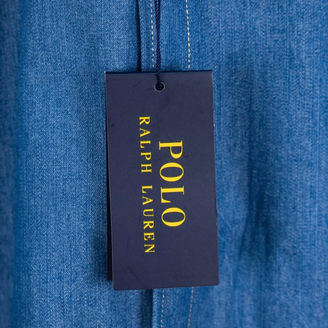 P270 💰zp version [Exclusive supply] Ralph Lauren/Ralph Lauren classic color small label couple's washed denim long-sleeved shirt 1️⃣ Made of high-quality denim fabric, the upper body is soft and comfortable, extremely delicate, has a solid, smooth and soft feel, and the fabric does not wrinkle, and the feel is invincible. The details are handled perfectly! 2️⃣Adopting the washing process, the workmanship details are perfectly controlled. They are all hemmed with vest technology, and the insides of the sleeves are also used. Different from the four-needle and five-thread workmanship, the collars are also all designed with interlining, showing high-end fashion and individuality, and the style is fashionable, simple and elegant! 3️⃣It is very youthful and energetic, and can be easily worn by both men and women. It is very in line with the fashion aesthetic concepts of today's young people!  Color: light blue dark blue Size: S M L XL Number: SG10486